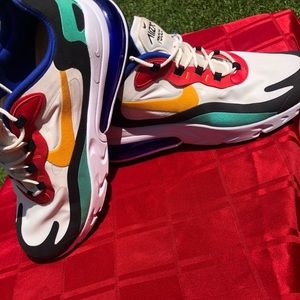 LIKE NEW NIKE Air Max 270